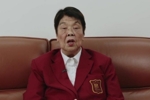 郑薇代名人堂向李少芬前辈呈送名人西装 来听听李少芬前辈的感受