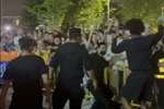 配得上！古德温昨日赛后和球迷们击掌庆祝 到哪都是&ldquo;MVP&rdquo;喊声