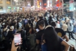 不眠之夜！赛后尼克斯球迷涌上纽约街头 载歌载舞尽情庆祝胜利