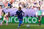 法国1-0领先巴拉圭！姆巴佩点射，杜埃倒地VAR介入改判点球！
